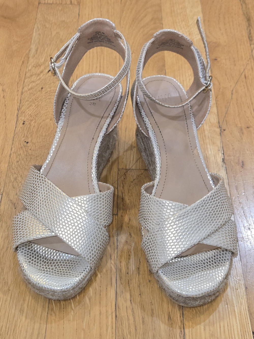 Dressy Wedges With Silvery Metalic Texture And Jute Covered Hee
